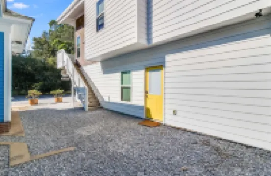 Cozy Modern Studio - Free Parking with Washer & Dryer Perfect for 1 or 2 People!