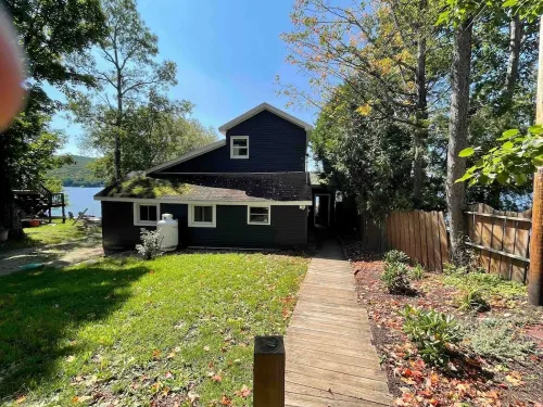 Lakefront home with amazing sunsets, fall foliage!