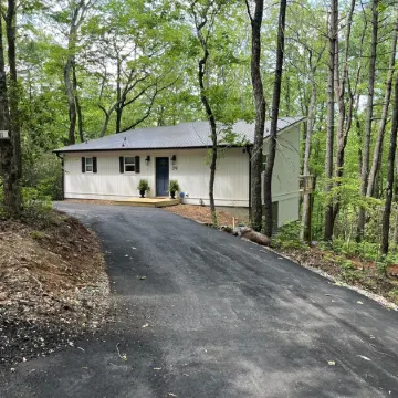 New Construction Modern Mountain Cabin close to Helen and Dahlonega