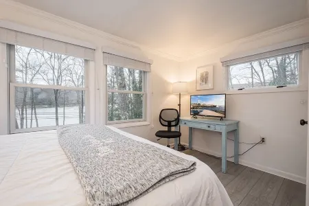 FletchersCove-DeepCreekLake-PrivateDock-HotTub Отели рядом с достопримечательностью «Deep Creek Marina»