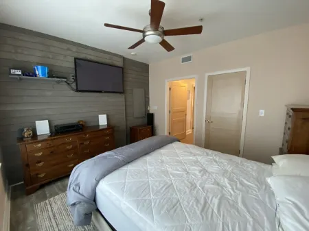 Lakefront on Boulder Lake with beach access and beautiful views, relax & enjoy!