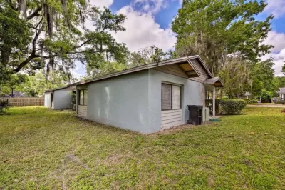 Cute 3 bedroom home w/ massage chair and wifi Hotels near University of Florida