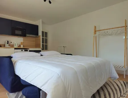 Confort et Proximité : Studio Équipé 230m Plage Отели в г. Фор-Маон-Пляж