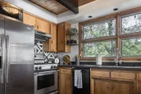Stylish Family+Pet Friendly Cabin by Village + Lake