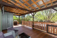 2 miles to downtown Whiskey Row! Cozy Boulder Cabin is family friendly with spa!