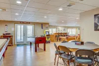 Stunning 6 bdrm Pocono Chalet, new Hot Tub & 2 blocks to lake and pools.