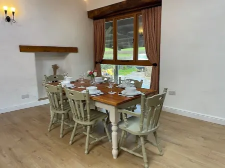 Kestrel Cottage pet friendly barn conversion, quiet farm location, nr Dartmouth