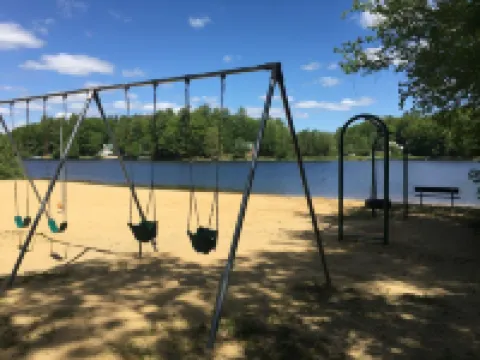 Lakefront, game room, firepit, kayaks, pedal boat, frog mat, canoe Hotels in Barnstead