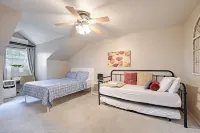 Heated Pool, Hot tub, 17 beds, Pickleball, 2 Game Rooms, Arcades