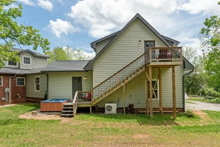 Private Studio above Garage Only 1 Mile to Downtown Hendersonville