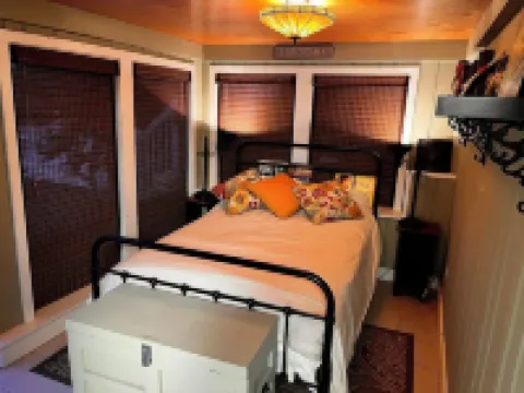 Waterfront Cottage 5 minutes to Mount Wachusett, Dock, Pet Friendly, Kayaks