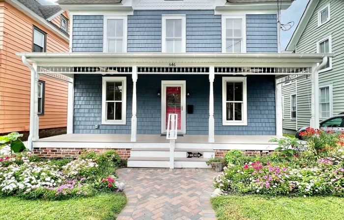 Large newly renovated Cape Victorian 5 blocks from the beach, sleeps 12