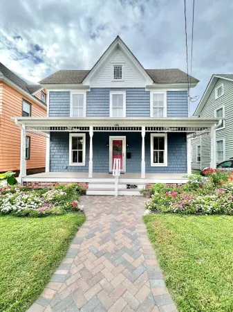 Large newly renovated Cape Victorian 5 blocks from the beach, sleeps 12