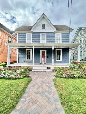 Large newly renovated Cape Victorian 5 blocks from the beach, sleeps 12