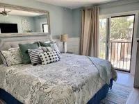 REMODELED 3 BEDROOM 2.5 BA. HOME ACROSS FROM PRIVATE BEACH OR WALK TO DOG BEACH! Hotel a Solana Beach