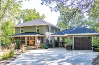 Hottub! Private Outdoor Spaces-Walk Downtown and MU. Pets OK Top Notch Finishes