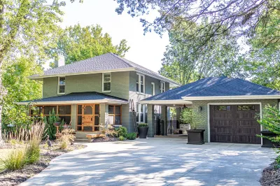 Hottub! Private Outdoor Spaces-Walk Downtown and MU. Pets OK Top Notch Finishes AMF Town & Country Lanes附近的飯店