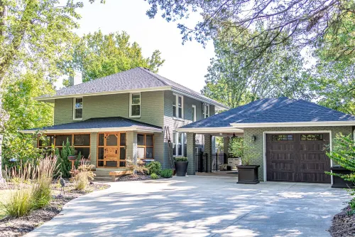 Hottub! Private Outdoor Spaces-Walk Downtown and MU. Pets OK Top Notch Finishes