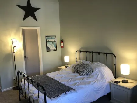 Quiet Townhome Between Canandaigua and Naples in the Finger Lakes