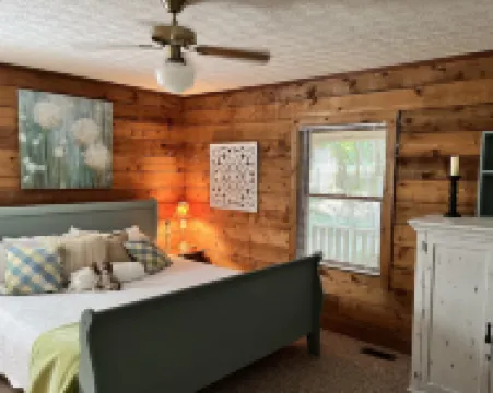 New Finished Lower Level. Peaceful 5-Bedroom Lake Front Cabin Easy Walk to Lake.