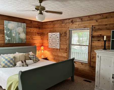 New Finished Lower Level. Peaceful 5-Bedroom Lake Front Cabin Easy Walk to Lake. Отели в г. Гамлог