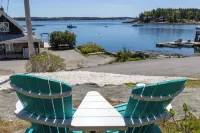 Cozy Ocean Side Cottage with screened in Sun room! 5 minutes from Private beach - 3-Star