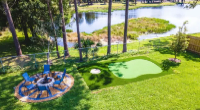 Newly Built in 2023! 2 hole Putt-Putt, Fire-Pit, Huge Fenced Backyard, Lake View
