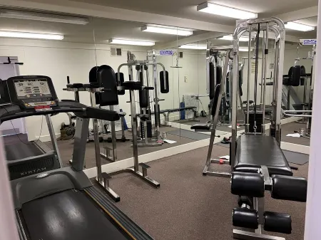 2 minutes to casino, large private pool w/ jacuzzi, tennis, gym, hiking trails Отели рядом с достопримечательностью «Обсерватория Ранчо Мираж Лайбрари &»