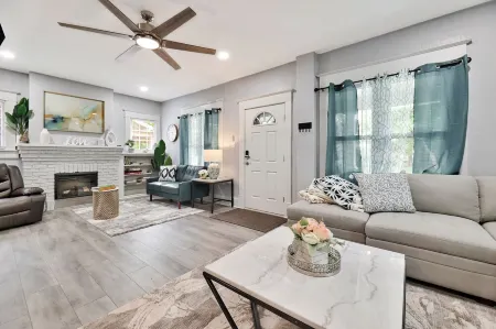 Wichita home, by the river, spacious 9 beds-game room with pool table, 1gb Wi-Fi Отели рядом с достопримечательностью «The Keeper of the Plains»