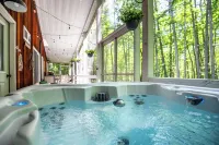 Secluded getaway- Screened in porch with hot tub