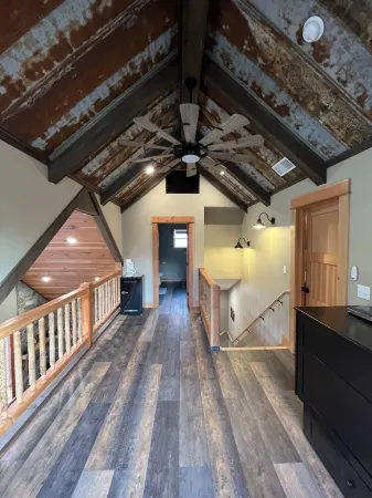 Cozy cabin in Detroit.  6 minute walk to Detroit Marina. Full kitchen amenities.