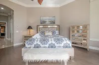 Waterfront Luxury Stay-Pool-Hot Tub-Kayaks & Sunset Views on Lake Magdelene