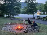 Cozy cottage on the hill in the heart of Warm Springs. バスのホテル