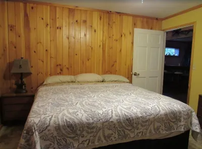 Cozy 2-bedroom cabin in front of the lake!!!