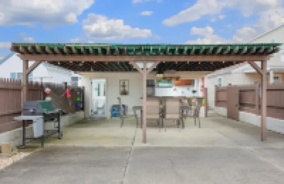 Private bkyd w/tiki Bar, Linens + towels included, Walk to beach. 4 beach badges