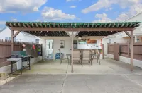 Private bkyd w/tiki Bar, Linens + towels included, Walk to beach. 4 beach badges