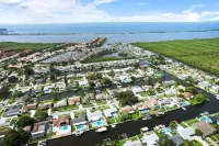 Waterfront Retreat in the Heart of Tampa. Close to Tpa, RayJay and Steinbrenner
