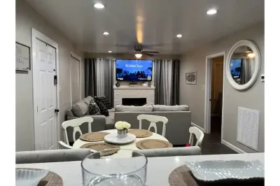 Close to Military Base! Beautiful Downtown Home Hotel dekat Webster University
