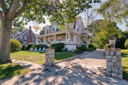 Historical New England coastal holiday home-2 min. from Ocean Beach