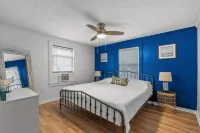 The Yellow Door is a 2 Bdrm 1 Bath Unit Sleeps 5 - Linens Included! 카롤리나 비치 주립공원 주변 호텔