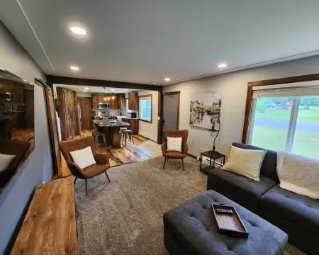 Gorgeous 5 bed Remodel near Downtown Hudson for Groups! Hotels in Hudson