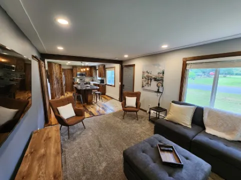 Luxurious remodel near historic downtown Hudson!