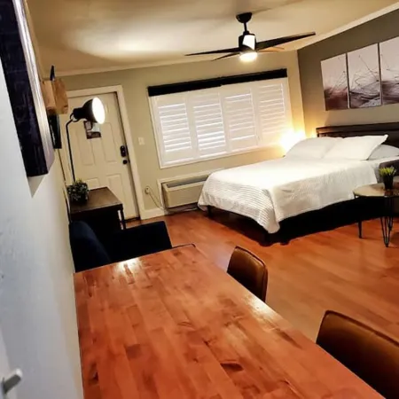 Studio walking distance to Stadium & Nightlife!