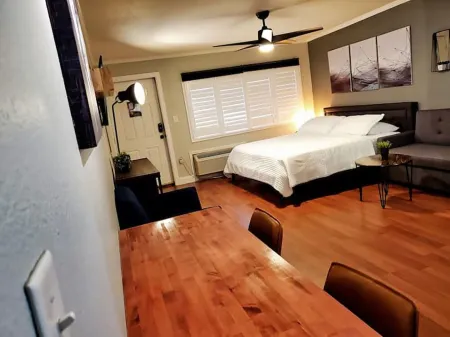 Studio walking distance to Stadium & Nightlife!