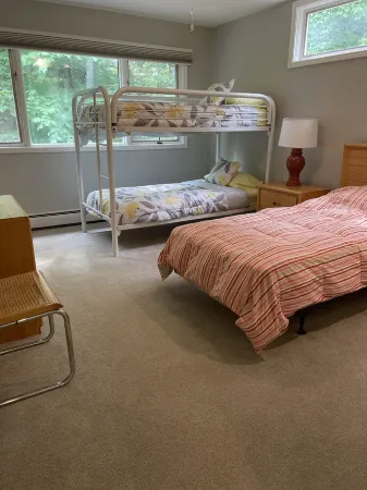 Beach/Ski Home in Harbor Springs Отели рядом с достопримечательностью «Заказник Менонаква Вудс»