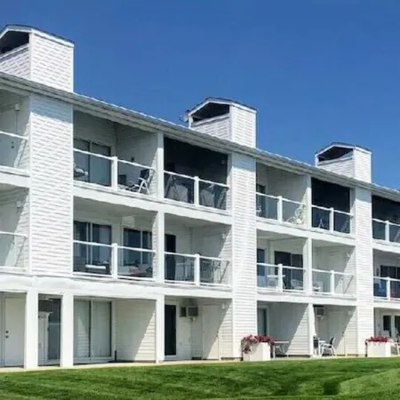Lake Charlevoix/King/Queen/2 Bed/2 Bath Condo/Town/Beach/Pool