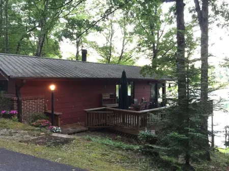 Quaint two bedroom cabin just a few steps away from and on Mountain Rest Lake.
