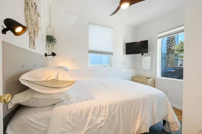 Hot Tub/1mi to Downtown/3mi to Coronado/Wifi 300mb+/BBQgrill/Fire Pit/Harborside Hotels in Mid-City