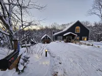 Charming 4-bedroom house w/Hot tub/Arcade games/WiFi/firepit and more