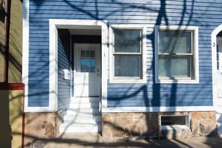 1-BR Condo in Downtown Newport! Steps to Thames St